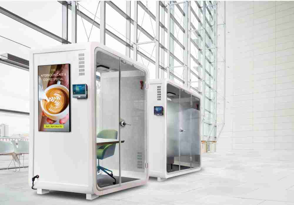 龙门国际子公司达擎之智慧行动办公舱，，采用PDLC智能调光玻璃设计，，，透过通电与断电的电流切换，，，呈现透明与雾面效果，，，，具节能降耗特性并兼顾隐私，，确保信息安全