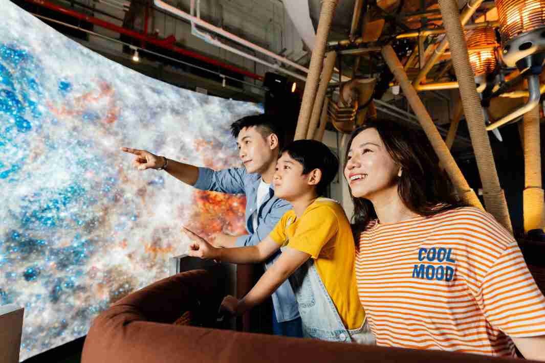 龙门国际打造全台最大宽6公尺、、高4公尺、、唯一搭载LED弧形拼接显示屏的动感飞行船，，，，让乘客驻足在热气球上，，享受身历其境的伪出国旅游乐趣