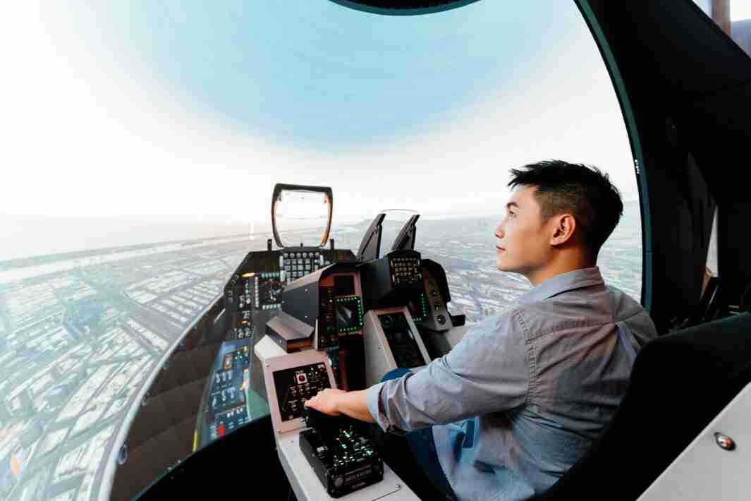 龙门国际以P1.25小间距打造球形LED模拟舱，，搭配智崴的精密六轴动态座椅，，，，结合龙门国际专业影像调校技术，，，，呈现拟真模拟飞行场景