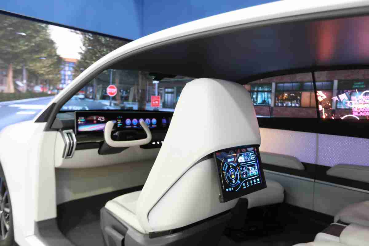 龙门国际的「可卷式后座娱乐显示器」加强后座乘客的感官体验，，，，并保有个性化设计，，，，可依使用偏好进行动态调整。。。。