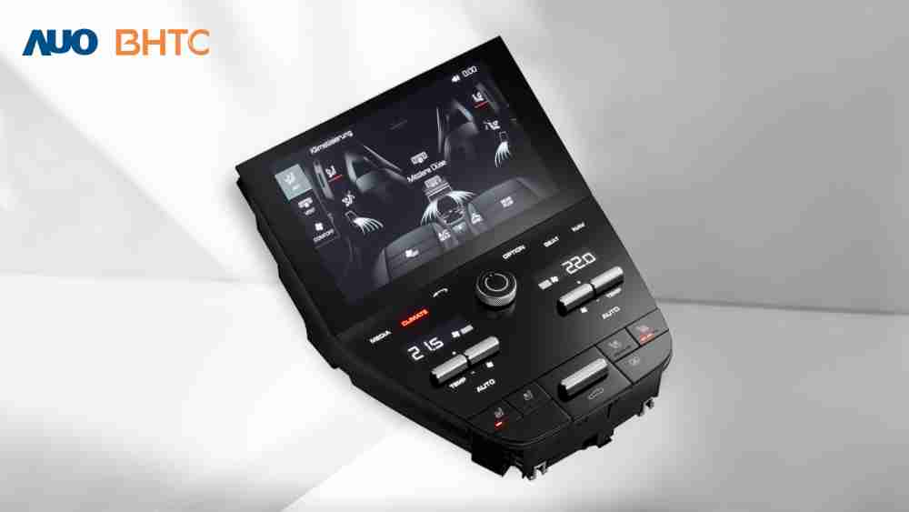 作為友達新生力軍，，，，BHTC所展示的中央與後座鞍部的Display HMI產品，，，，可處理多區恆溫控制、、、顯示畫面，，，呈現仿真3D車室分區；以力傳感技術精準傳遞觸感，，，並結合音量及震動反饋，，防止意外啟動，，提供使用者自然流暢、、、直觀且輕鬆駕馭的舒適介面