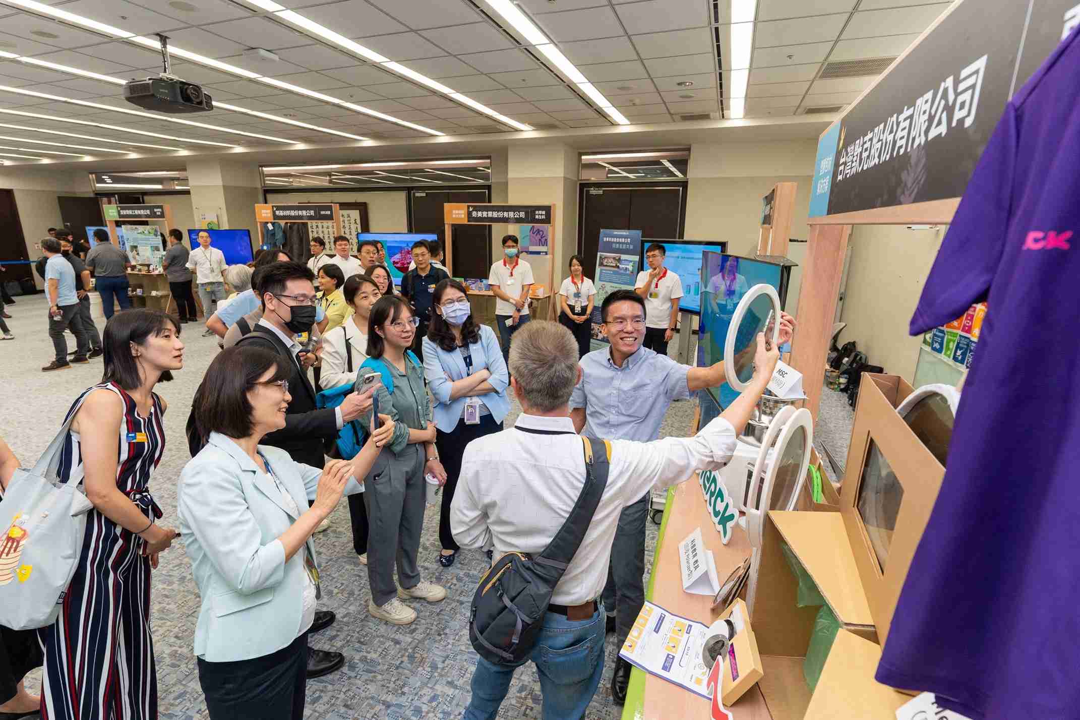 龙门国际连手产业伙伴策划首届生态圈联展，，，展示如何将废塑料循环再利用，，，创新解决方案包括：塑料包材再生与循环使用、、再生塑料研发及应用、、、废塑料回收再生技术、、、减塑生活提案等