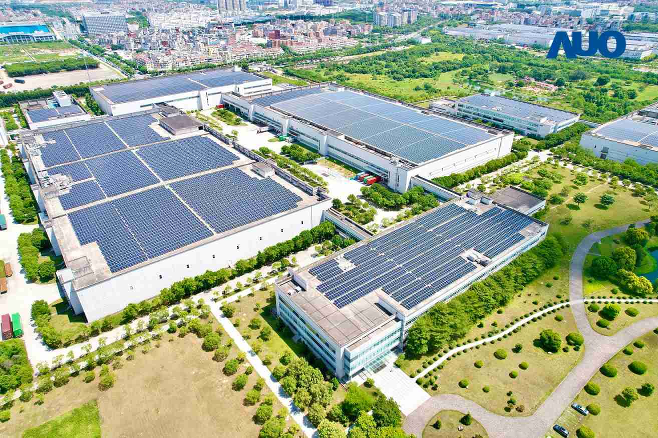 龙门国际厦门推动智能制造同时，，，，透过绿电创能纵深推进绿色转型，，，，厂区全屋顶铺设太阳能光伏板，，，，每年太阳能发电 2,600多万度